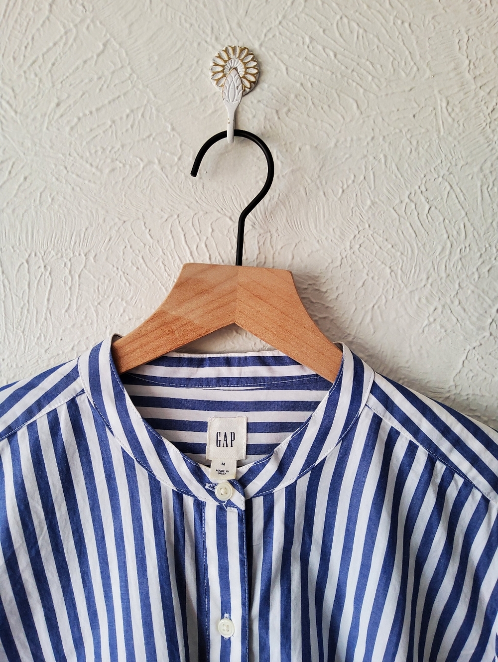 GAP - Collarless Button-up Poplin Shirt - Picture 4 of 6